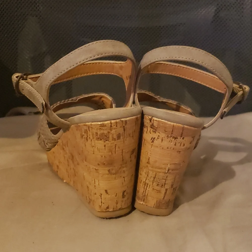 Grey and tan platform heels - Picture 3 of 4